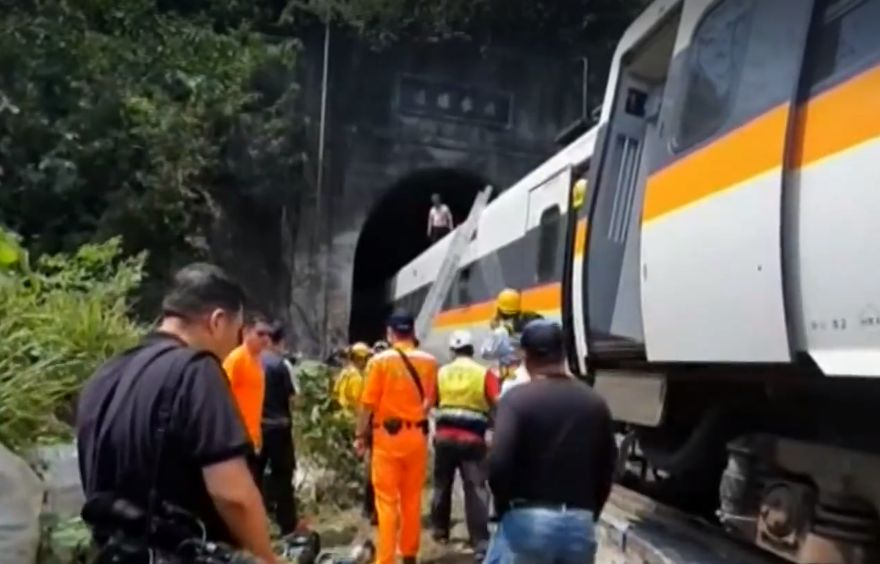 Тайван скърби заради касапницата с влаковата катастрофа ВИДЕО