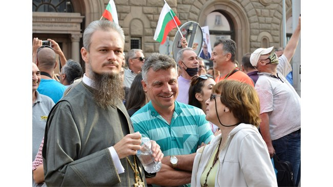 Пак безчинство! Дионисий и няколко отломки крещят пред вратите на Борисов в деня за размисъл