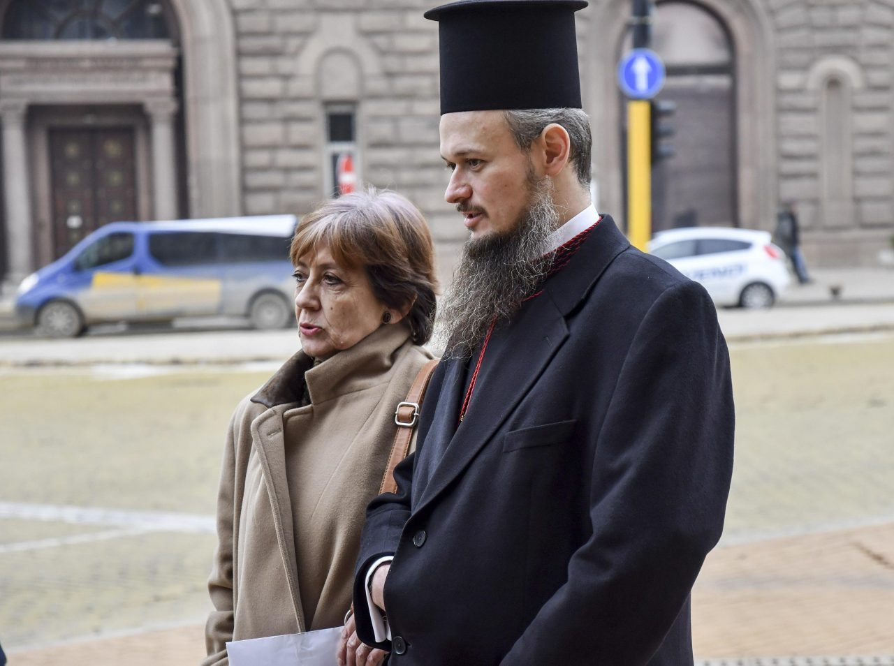 Пак безчинство! Дионисий и няколко отломки крещят пред вратите на Борисов в деня за размисъл