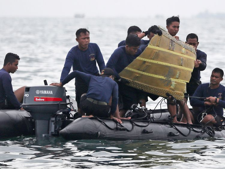 Корабокрушение в Индонезия: Ни вест, ни кост от 17 души 