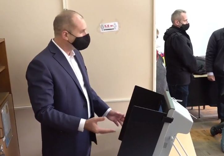 Президентът Радев гласува машинно, размаха пръст и пак се обясни за ранните избори 