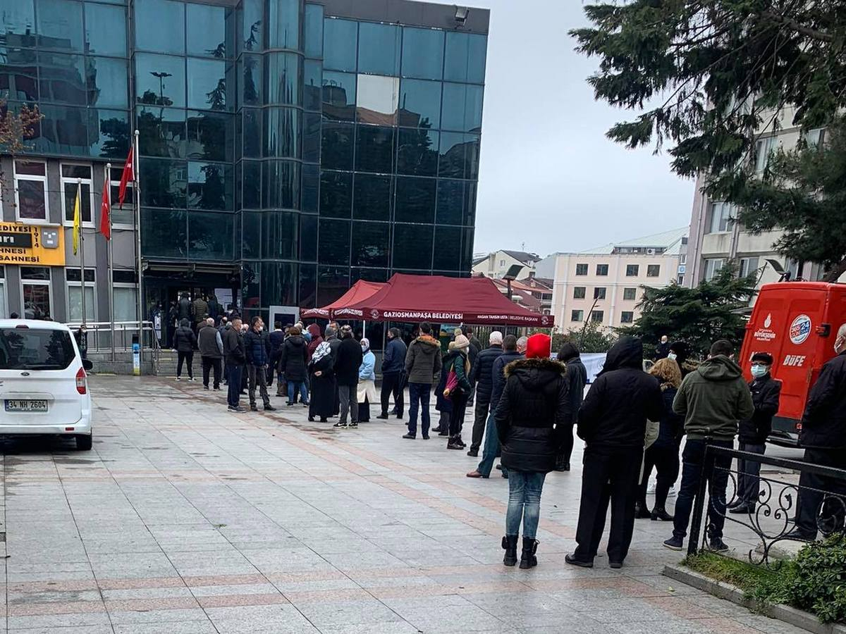 Напрежението в Турция се покачва, избиратели налитат на бой ВИДЕО