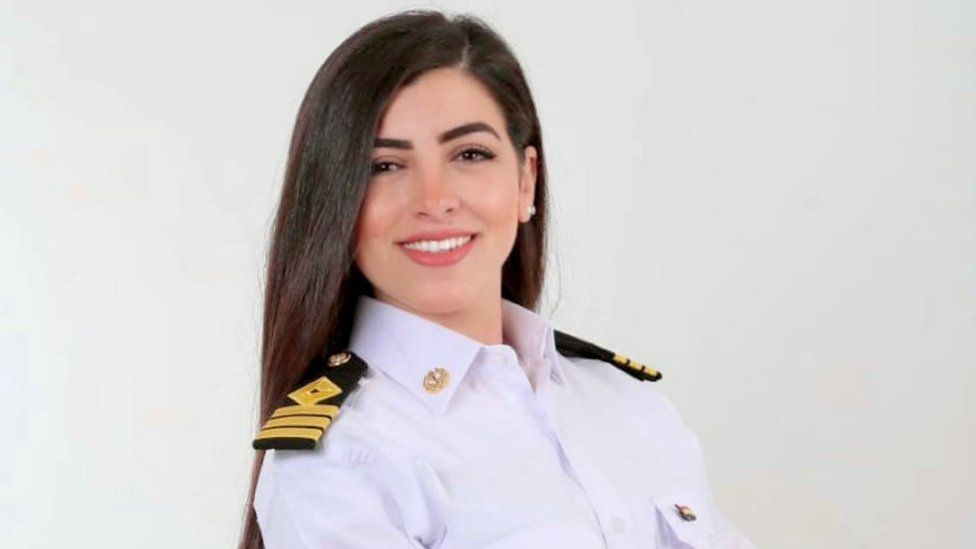 Ослепителна красавица - капитан набедена за кризата в Суецкия канал СНИМКИ
