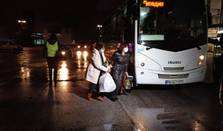 Шоуто в Пловдив започна! Валят чували с бюлетини СНИМКИ