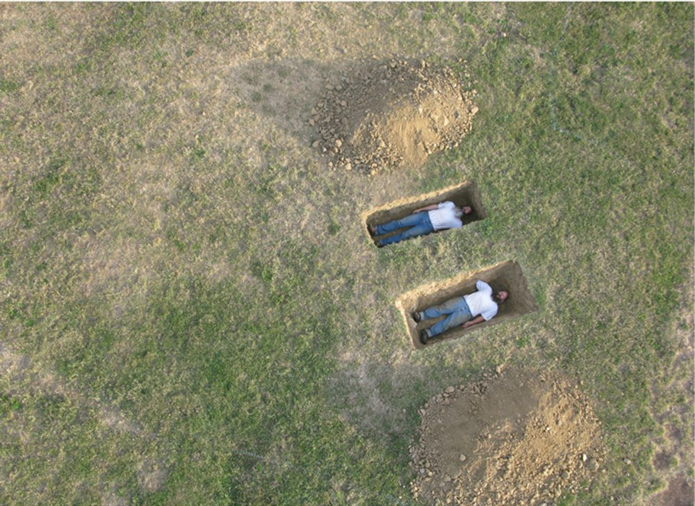 Google Maps запечата мъртъвци в прясно изкопани гробове СНИМКИ
