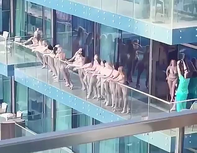 Моделки се снимаха чисто голи на балкон в Дубай СНИМКИ 18+