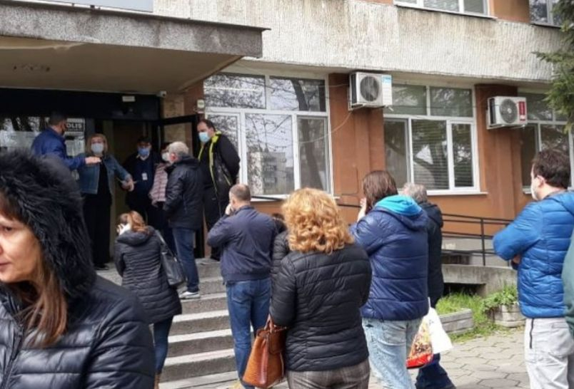 Граждани и джипита се карат за РНК ваксини в Пловдив СНИМКИ 