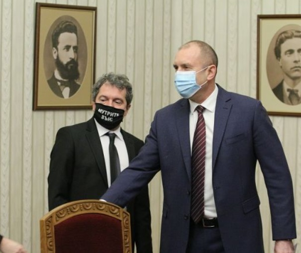 Политолози разкриха ключовата врътка между Слави и Радев за служебен кабинет