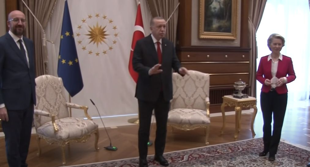 Ердоган унизи шефката на ЕК на срещата им в Анкара! ВИДЕО показа какво се случи! СНИМКИ