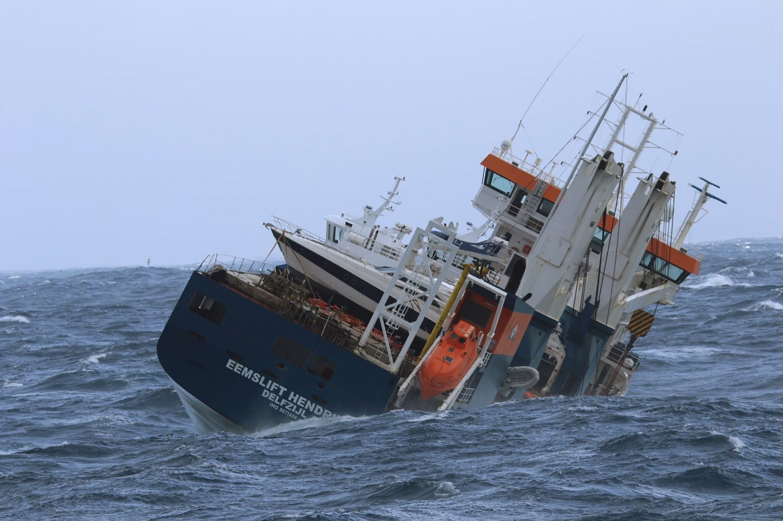 Кораб потъва край Норвегия: Mоряците са спасени ВИДЕО