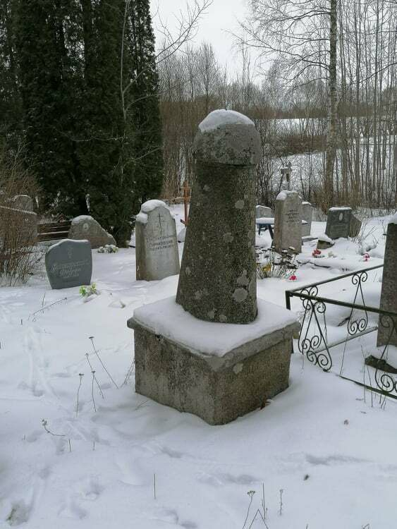Мистерията с надгробния камък във формата на пенис до православна църква