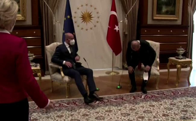 ЕС иска обяснение за изцепката с дивана и столовете в Турция