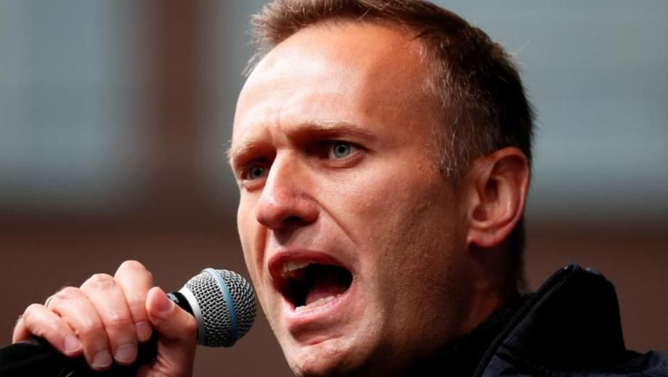 Навални се оплака, че осуетявали гладната му стачка с печени пилета 