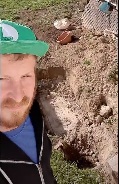 Мъж разкопа двора си и откри съкровище, което го остави без дъх СНИМКИ/ВИДЕО 18+