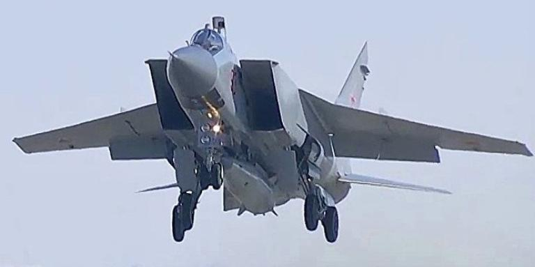 Екшън в небето: Вдигнаха руски МиГ заради US самолет 