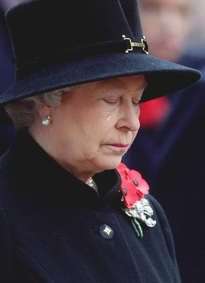 СНИМКА на ридаещата кралица Елизабет разтърси мрежата
