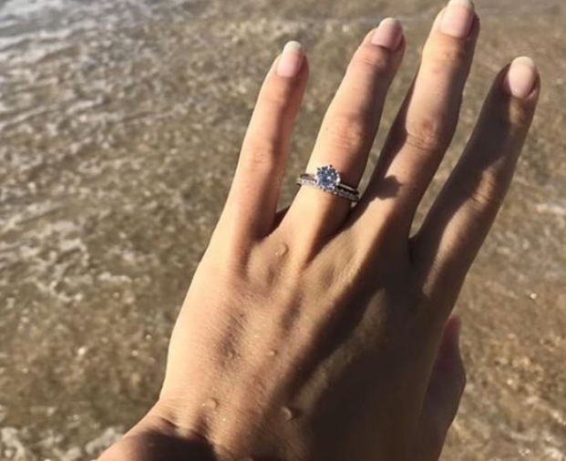 Куриоз: Девойка от Бургас загуби годежен пръстена си минути след предложението за брак, но после... СНИМКИ