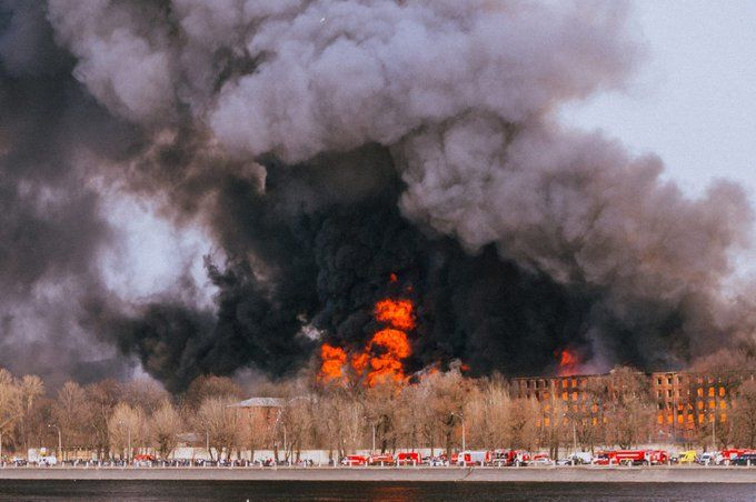 Гори емблематична сграда в Санкт Петербург, има загинал пожарникар ВИДЕО