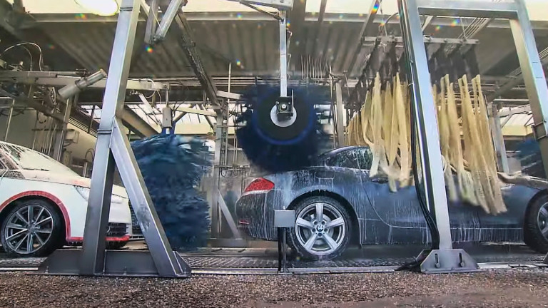 Зрелище: Най-голямата мивка в света мие по 4 000 коли на ден ВИДЕО