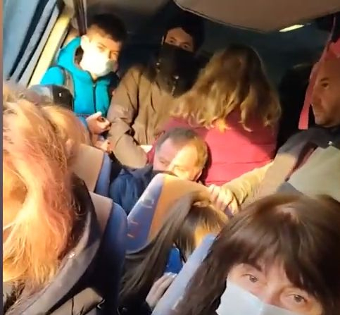 Пълен шок в пловдивски междуградски рейс, ето как пътуват хората ВИДЕО