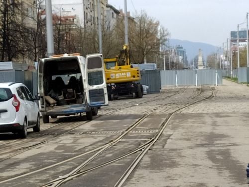 Фоторепортаж в БЛИЦ: Тежка техника в центъра на София, кипи усилен труд СНИМКИ