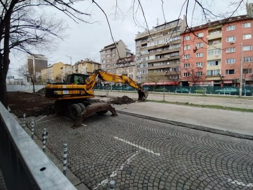 Фоторепортаж в БЛИЦ: Тежка техника в центъра на София, кипи усилен труд СНИМКИ