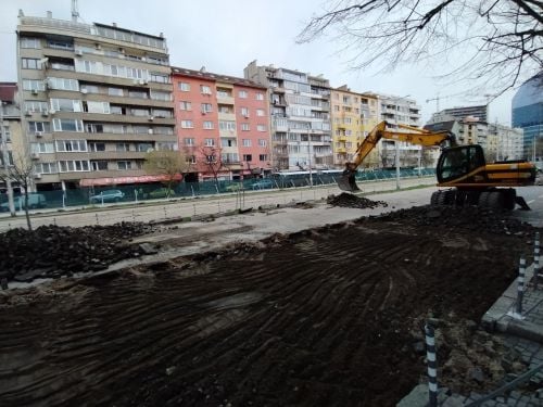 Фоторепортаж в БЛИЦ: Тежка техника в центъра на София, кипи усилен труд СНИМКИ