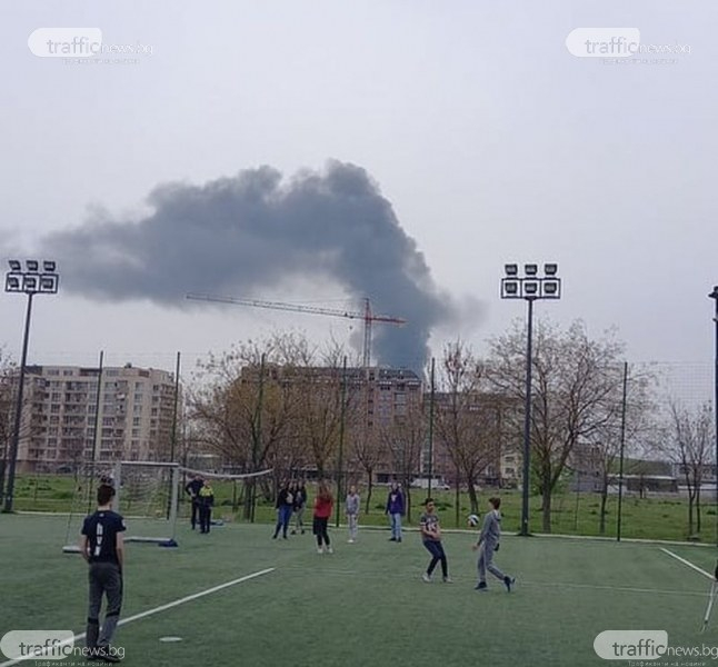 Голям пожар край Пловдив, хвърчат пожарни СНИМКИ