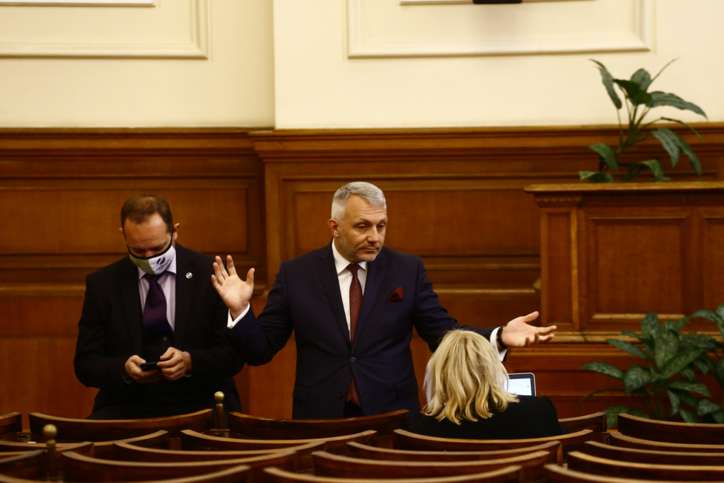 Хаджигенов се вайка: Няма депутатски кюфтета