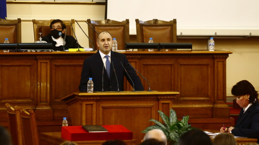 Радев остро критикува предишната власт в речта си пред парламента и обяви, че е готов със служебен кабинет