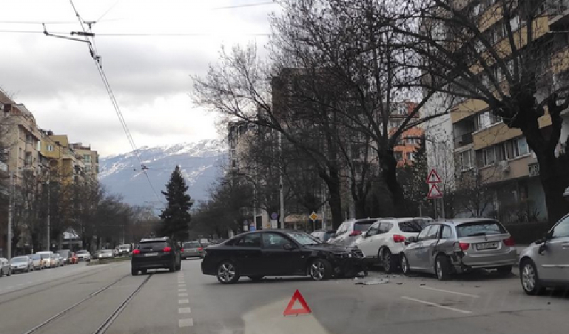 Тежка катастрофа: Кола помля паркирани автомобили в София СНИМКИ