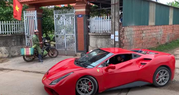 Уникално ВИДЕО: Мъж продава дини от багажника на Ferrari 488 GTB