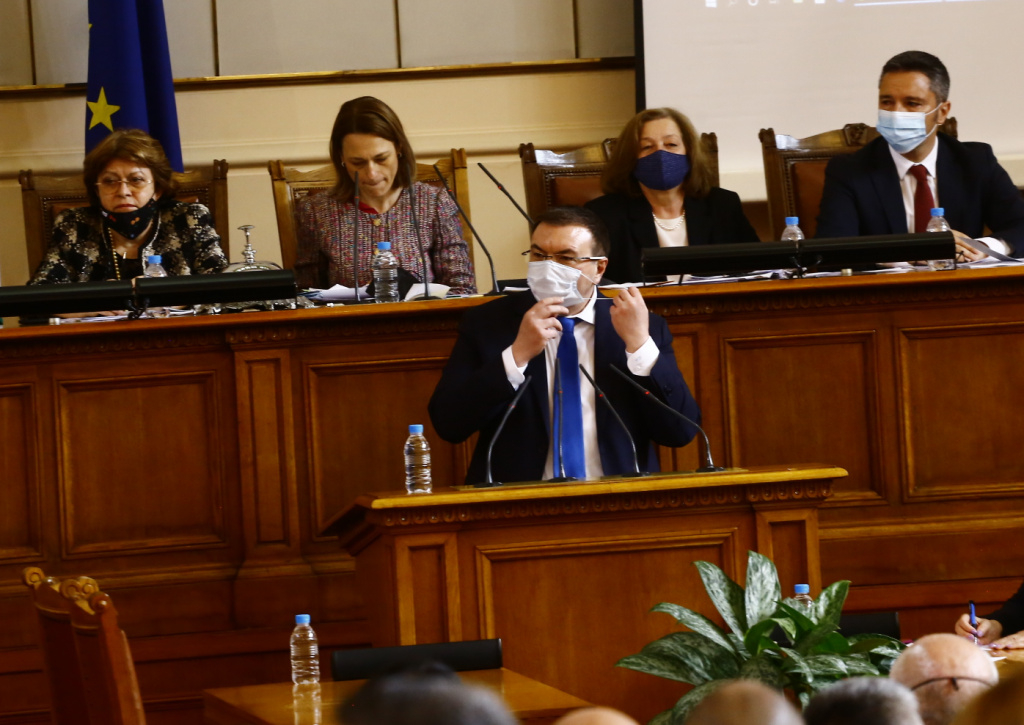 Нова жестока свада в парламента заради разпускането на НОЩ 