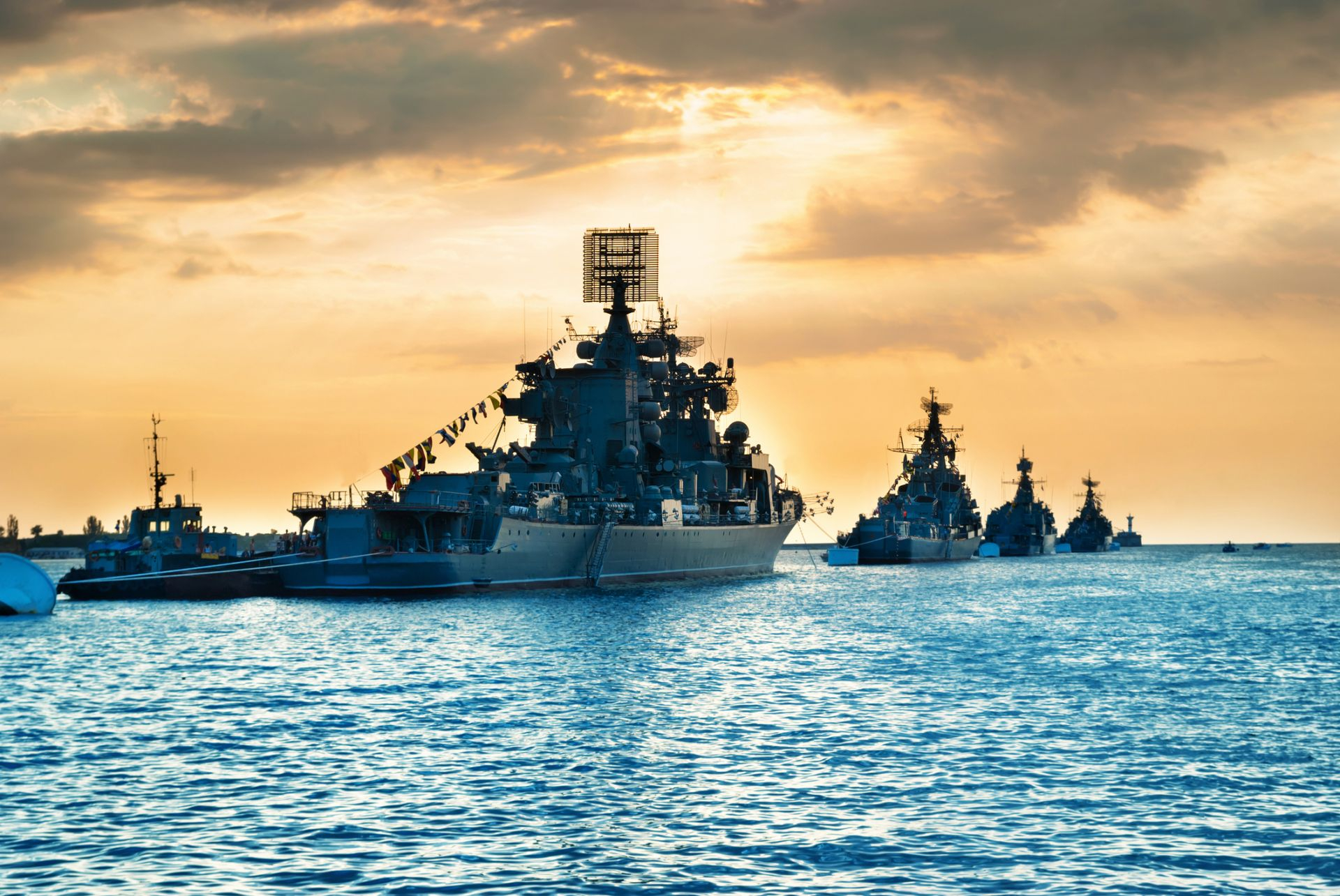 Какво става?! 15 руски бойни кораба нахлуха в Черно море