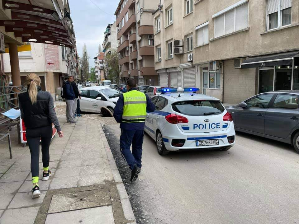 Шахта "погълна" кола в Пловдив СНИМКА