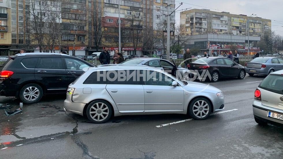 Ужасяваща верижна катастрофа с най-малко 6 коли в столицата, дете е в болница СНИМКИ