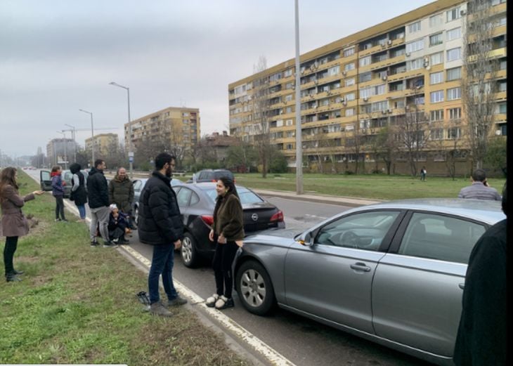 Ужасяваща верижна катастрофа с най-малко 6 коли в столицата, дете е в болница СНИМКИ