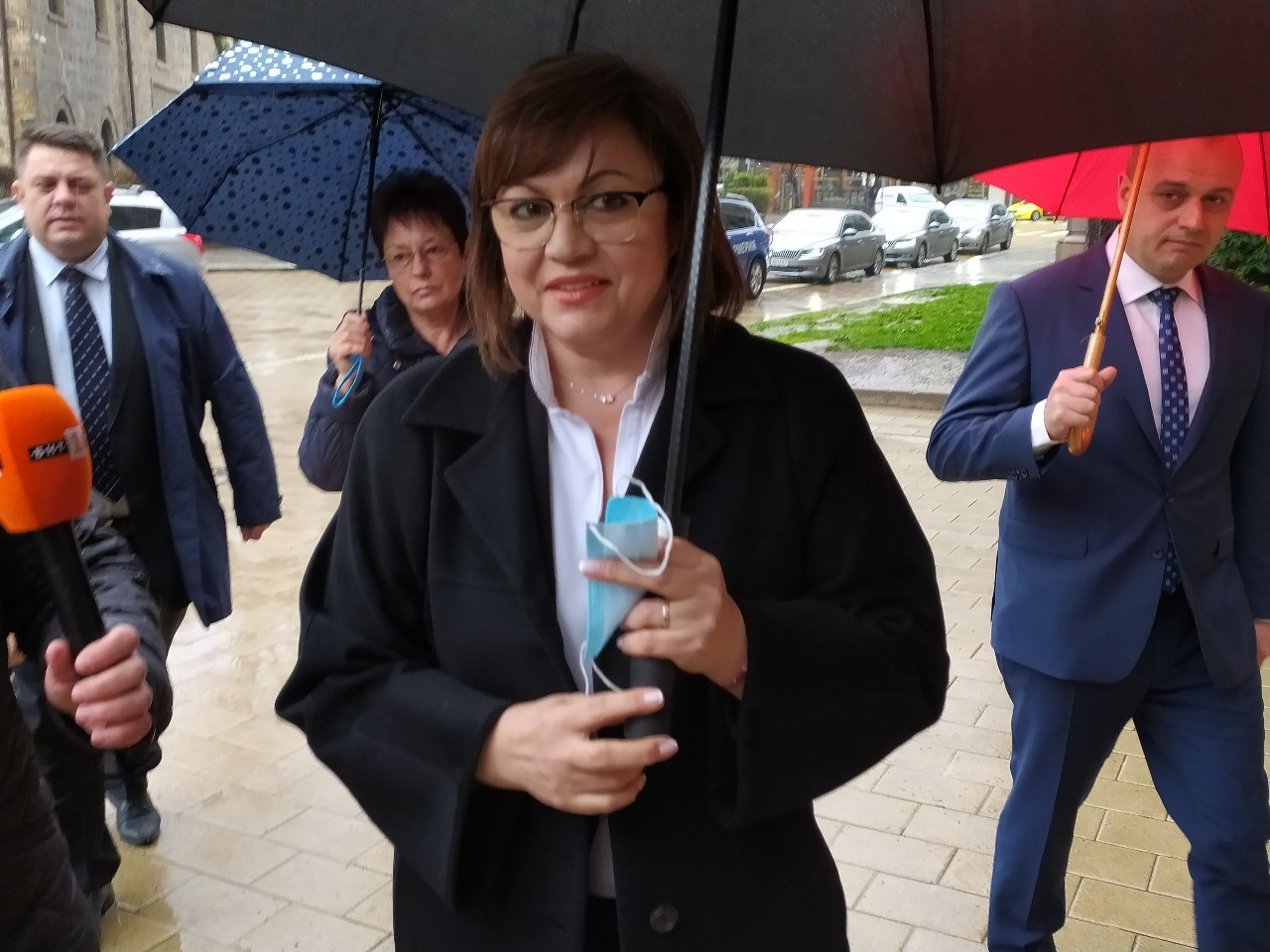 Социалисти гневни: Не Борисов, а Корнелия Нинова се окопава в политиката!