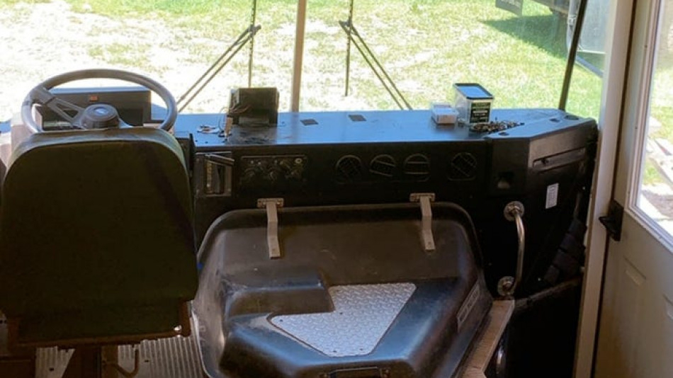 Ремонт: Бивш военен превърна автобус в модерно студио с камина за 6 месеца