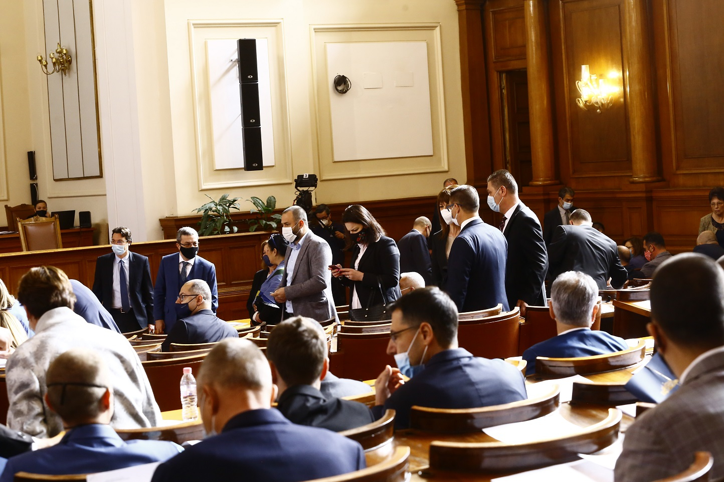 В парламента ври и кипи: Новото мнозинство забрани бюлетините, ГЕРБ инициират...