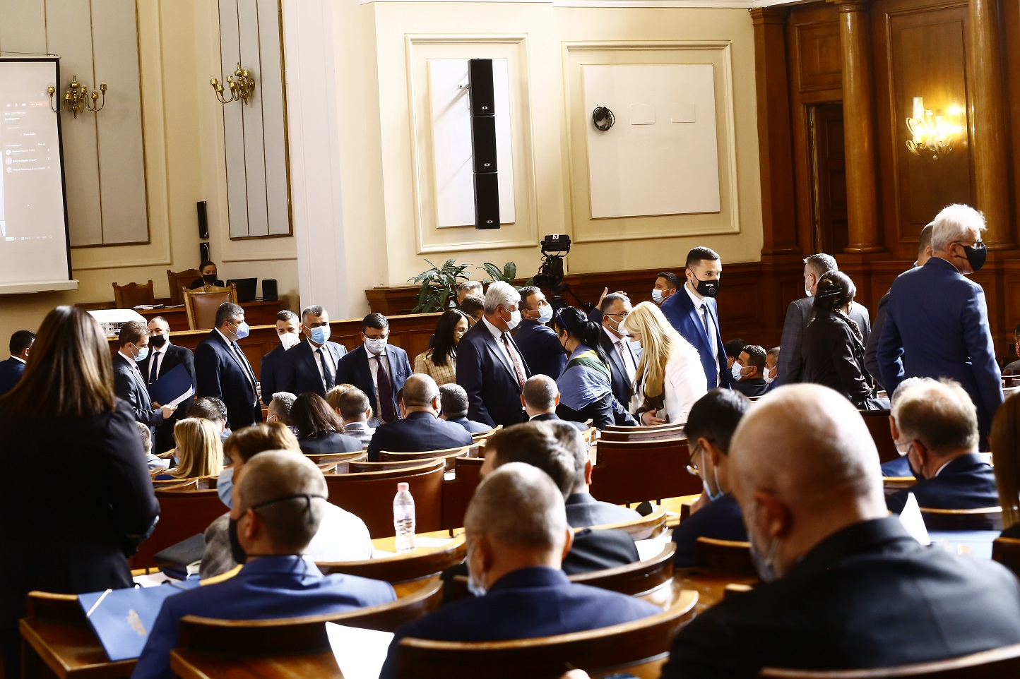 ГРАФИКИ показват как ще седят партиите в новия парламент 