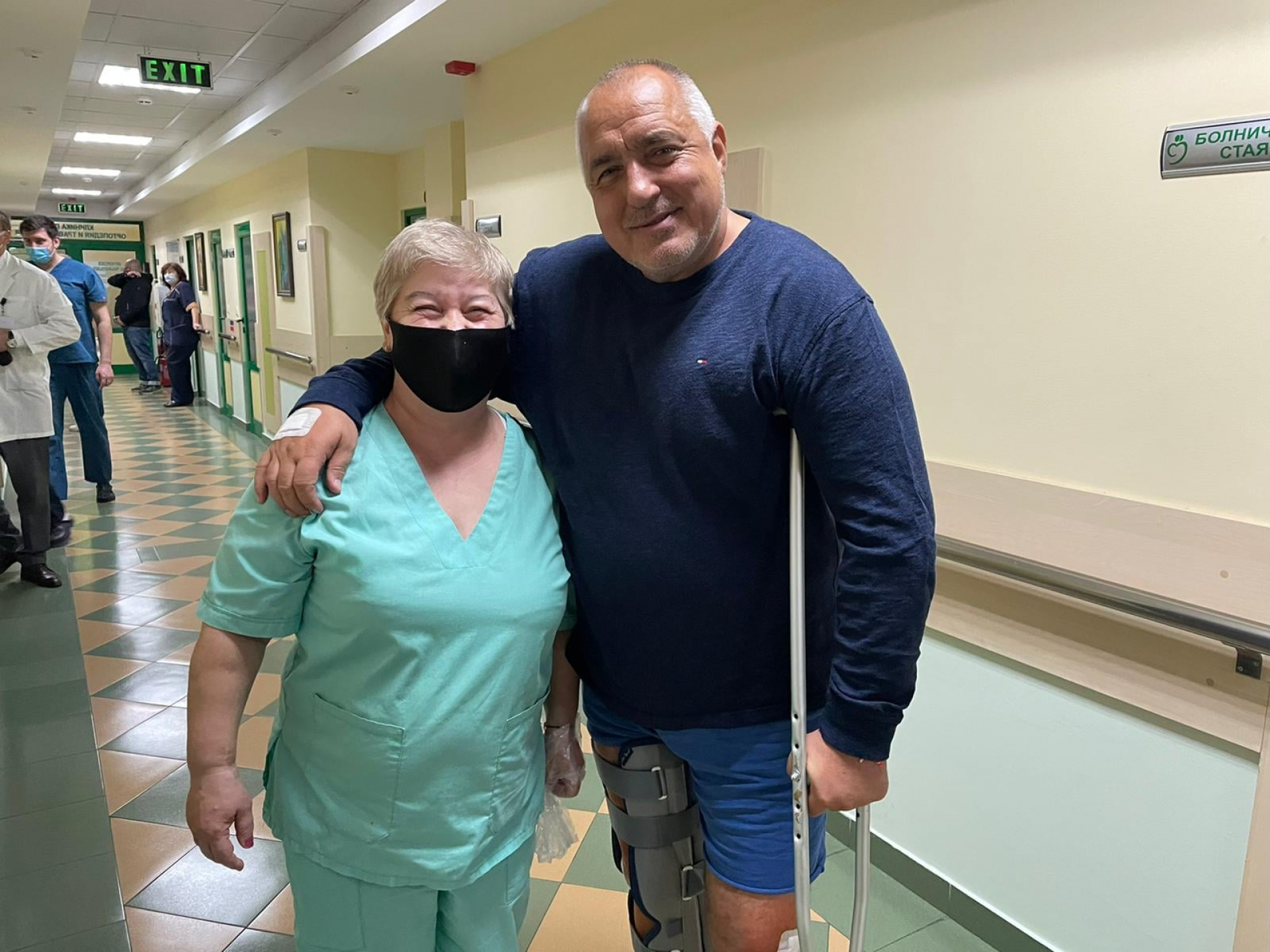 Красиви жени наобиколиха Борисов в болницата СНИМКИ