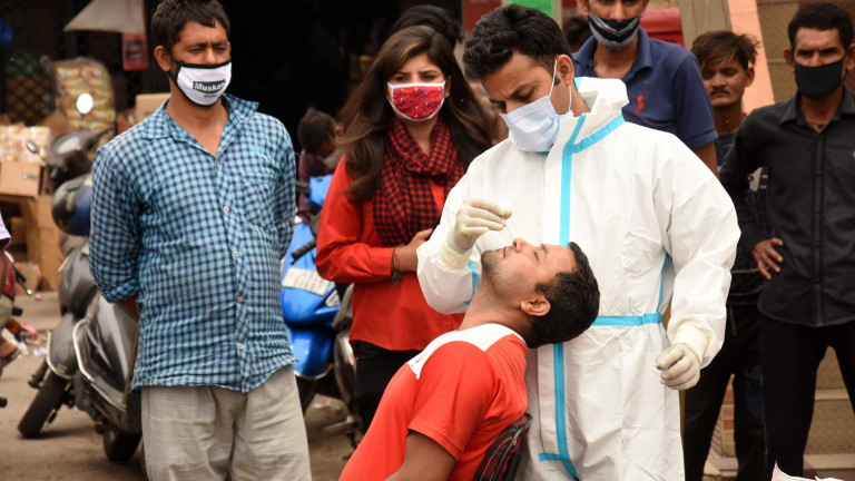 В Индия се бият за болнични легла и кислород след рекордни над 1700 починали