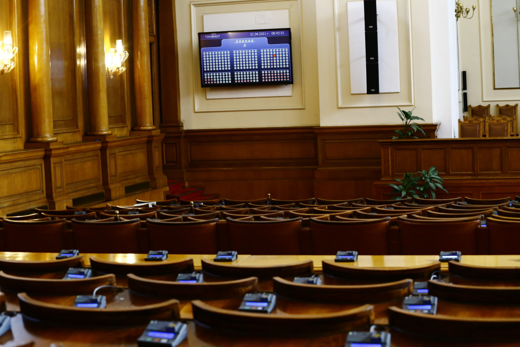 Кабинетът "Петков" се събира днес, а парламентът взема съдбовно решение 