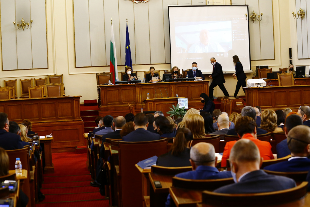 Парламентът наложи мораториум върху сделките и назначенията на "Борисов 3"