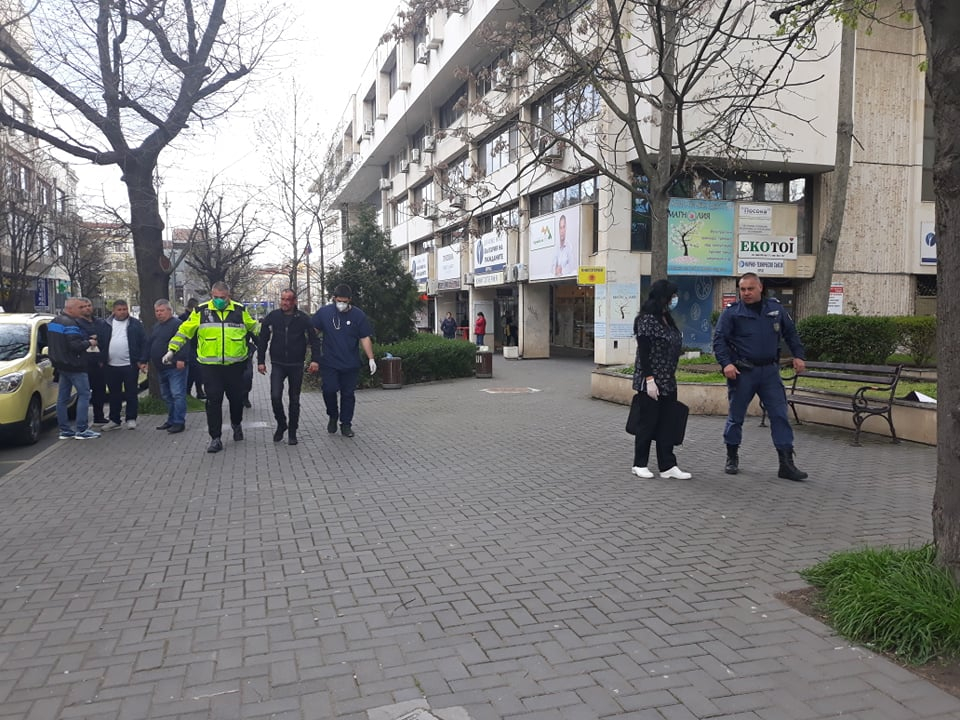 Ужасна гледка в Бургас: Мъж с окървавена глава седи пред Водната палата СНИМКИ