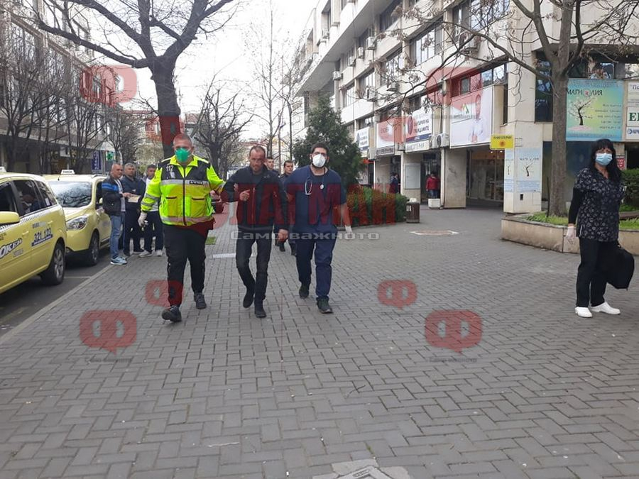 Ужасна гледка в Бургас: Мъж с окървавена глава седи пред Водната палата СНИМКИ