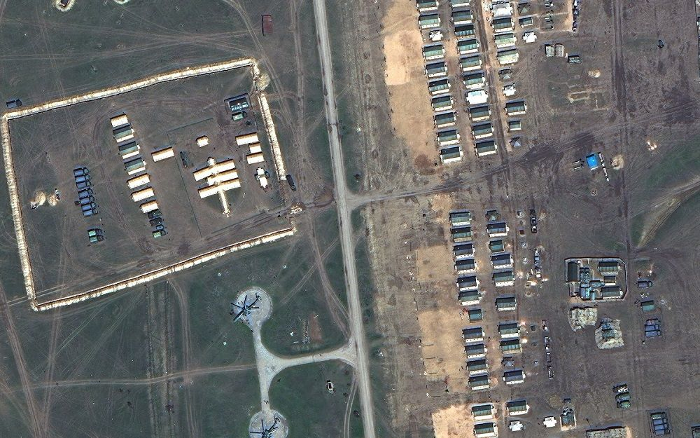 Сателитни СНИМКИ показват каква военна техника струпва Русия по границата с Украйна 