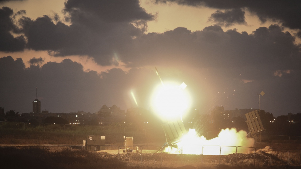 Война?! Израелски прехващач изтърва сирийска ракета SA-5 с 200 кг експлозив и тя се взриви над ядрения реактор в Димона