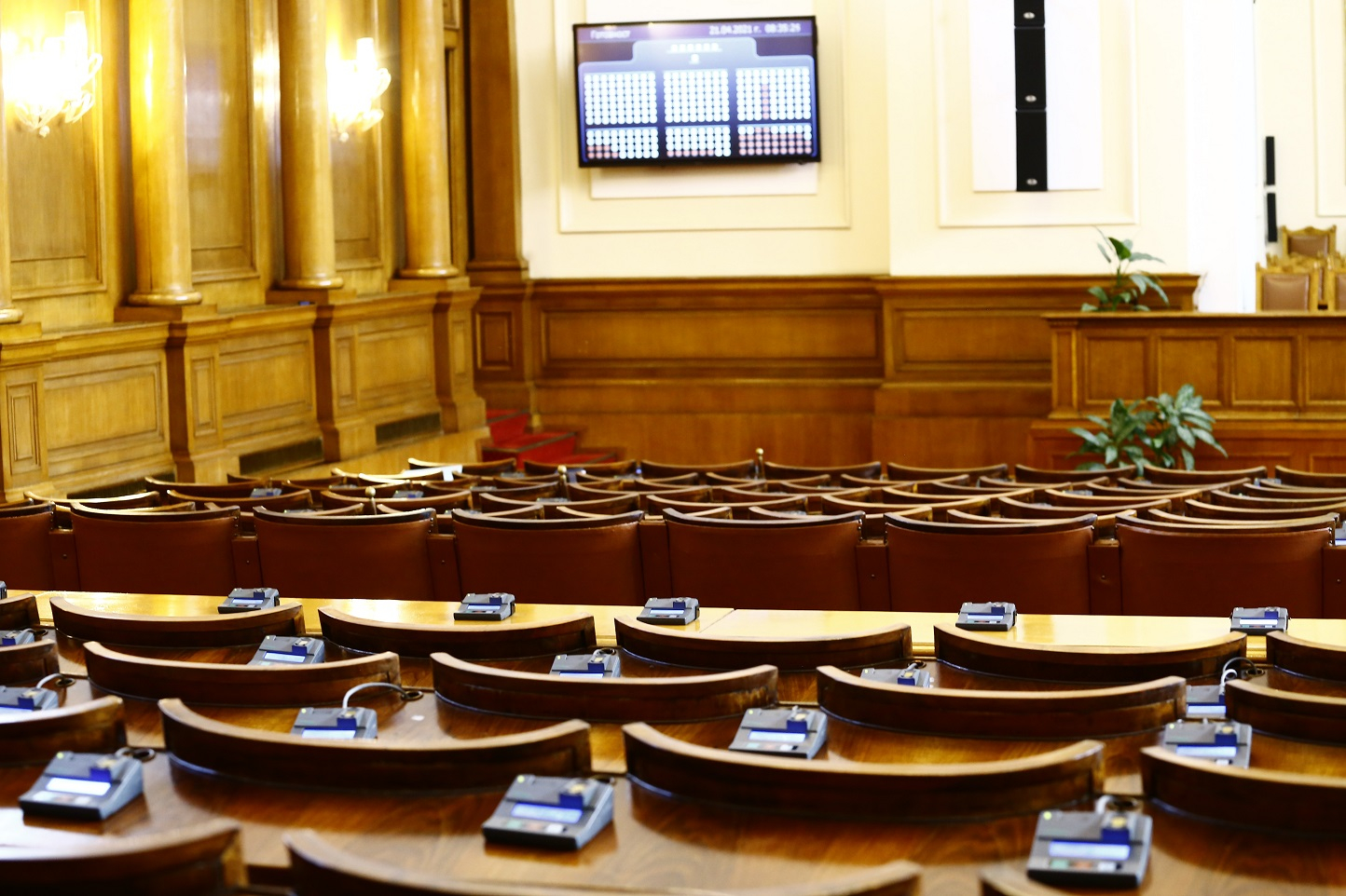 Жега в парламента: Викат Рашков и Стоилов 